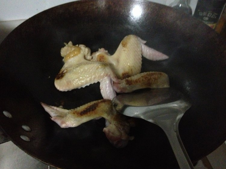 可乐香菇炖鸡翅步骤4