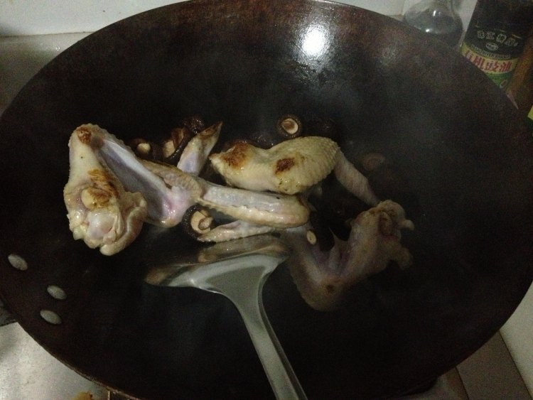 可乐香菇炖鸡翅步骤5