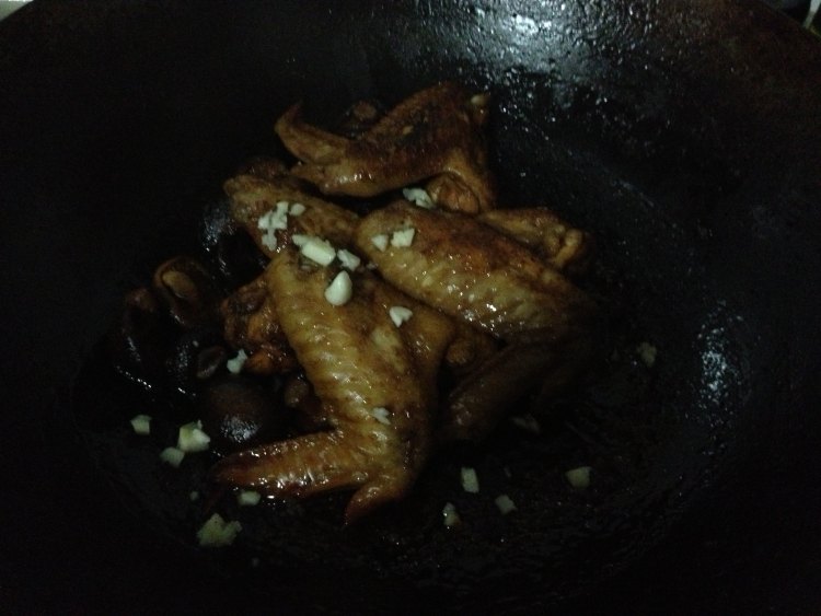 可乐香菇炖鸡翅步骤8
