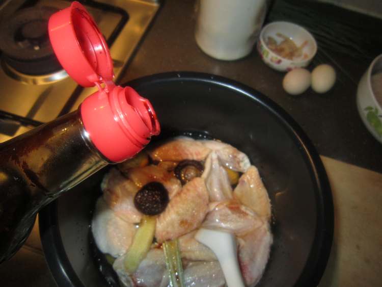 板粟蘑芋烧鸡翅步骤4