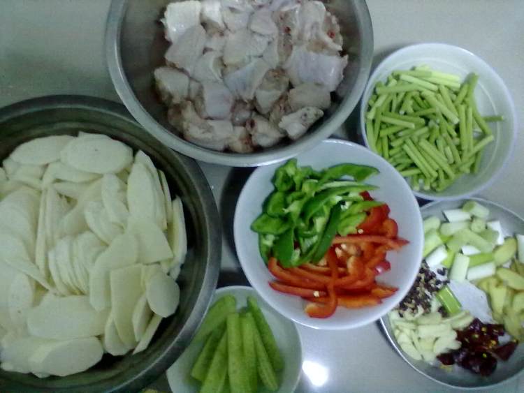 什锦鸡翅煲步骤1