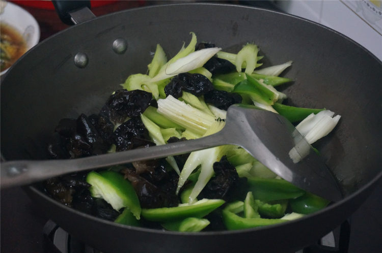 椒芹木耳炒鸡腿步骤3