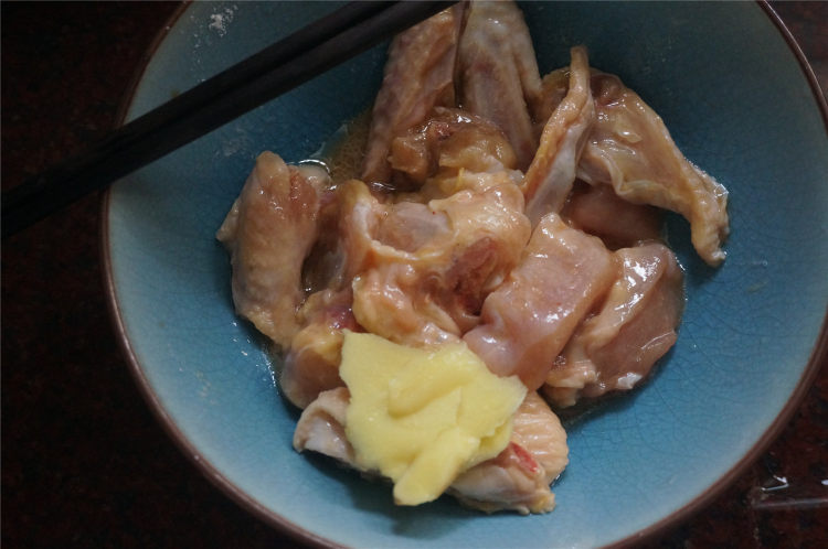 椒芹木耳炒鸡腿步骤1