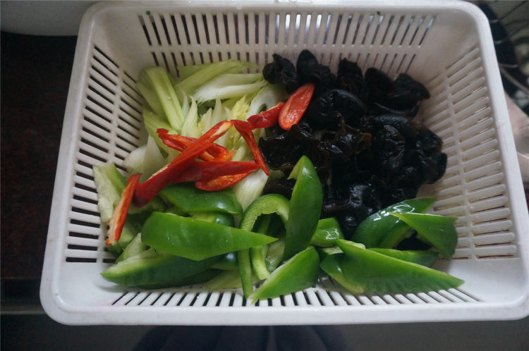 椒芹木耳炒鸡腿步骤2
