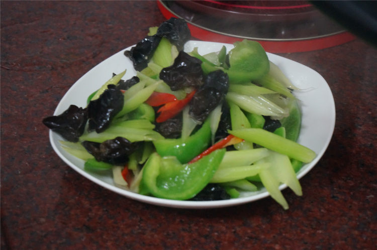 椒芹木耳炒鸡腿步骤6