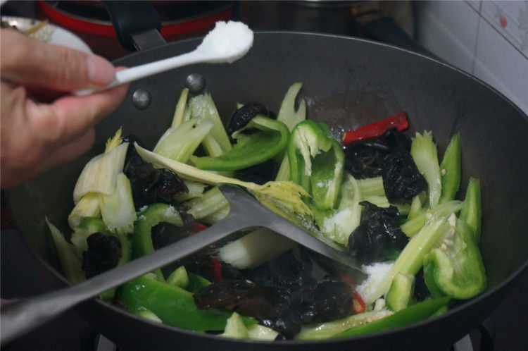 椒芹木耳炒鸡腿步骤4