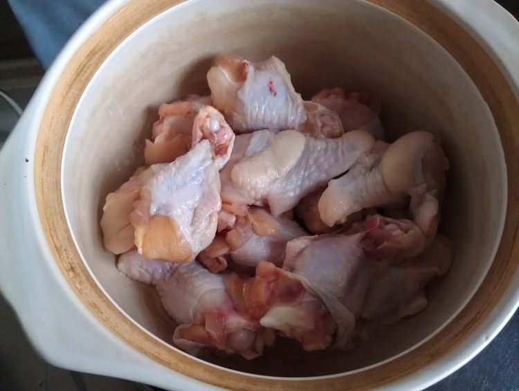 花菇炖鸡翅步骤4