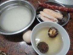 鸡翅腊肠煲仔饭步骤1