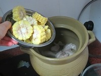 玉米淮山煲鸡汤步骤4
