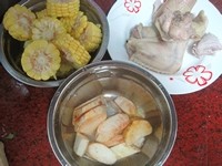 玉米淮山煲鸡汤步骤2
