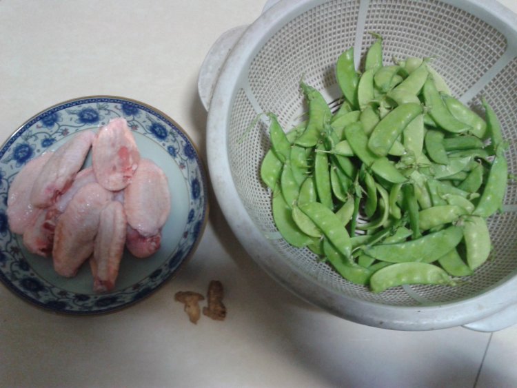 荷兰豆炒鸡翅步骤1
