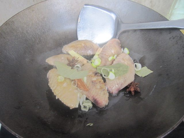红烧鸡翅土豆块步骤4