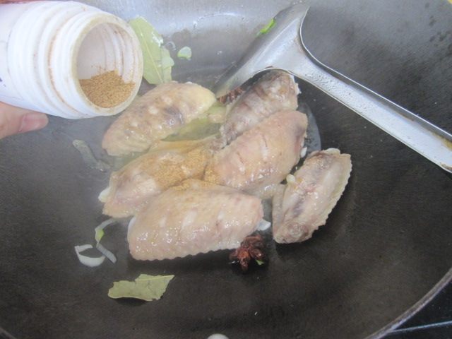 红烧鸡翅土豆块步骤6
