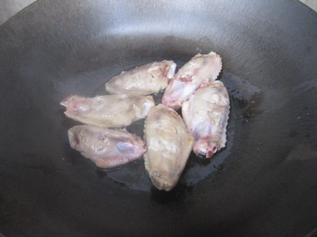 红烧鸡翅土豆块步骤3