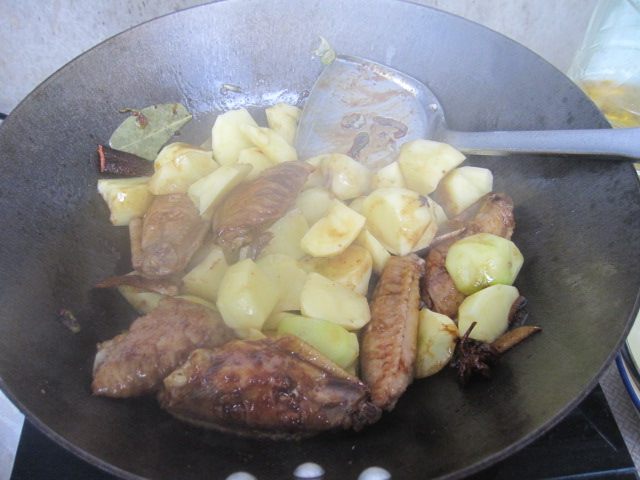红烧鸡翅土豆块步骤9