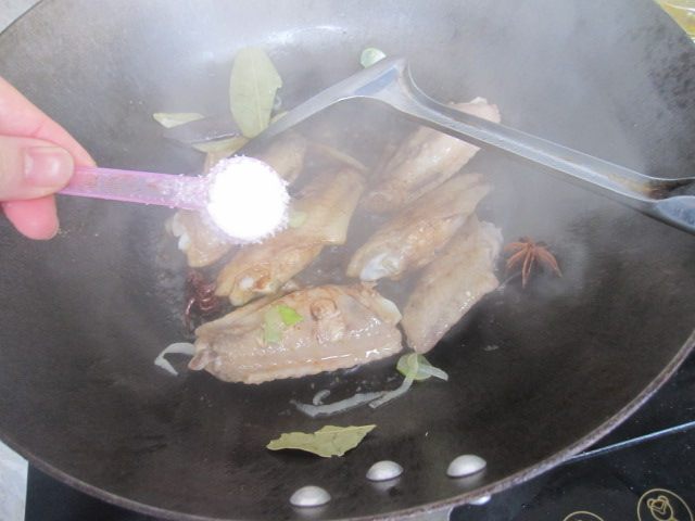 红烧鸡翅土豆块步骤8
