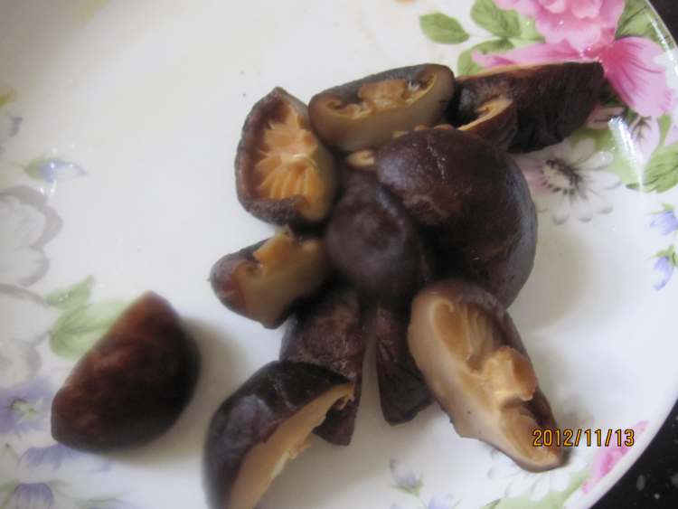 香菇土豆烧鸡翅步骤2