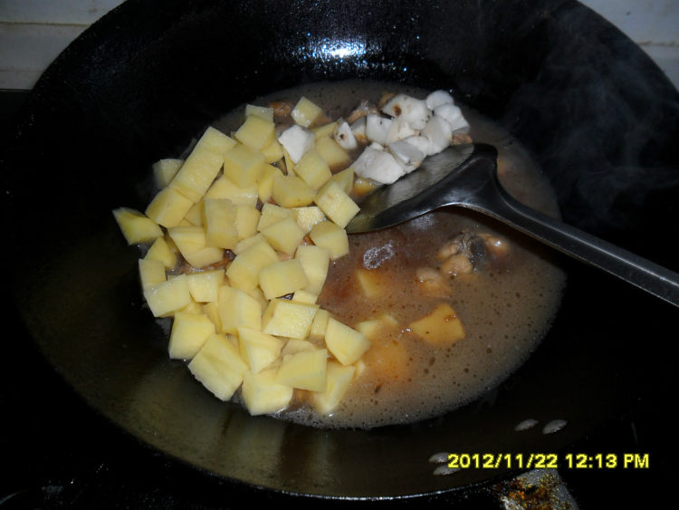 土豆荸荠烧鸡翅步骤8