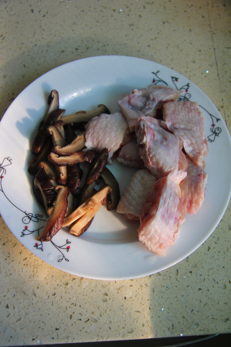 毛豆炒鸡翅——毛豆和步骤2