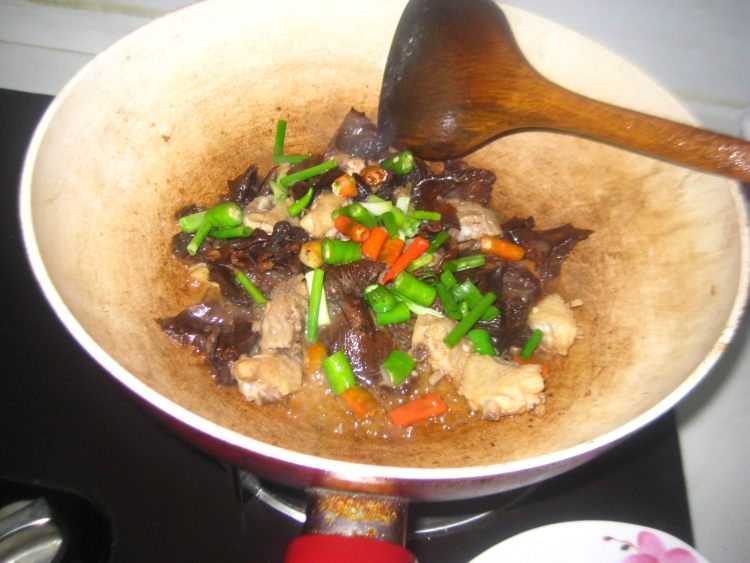 野生菌炒鸡翅步骤9