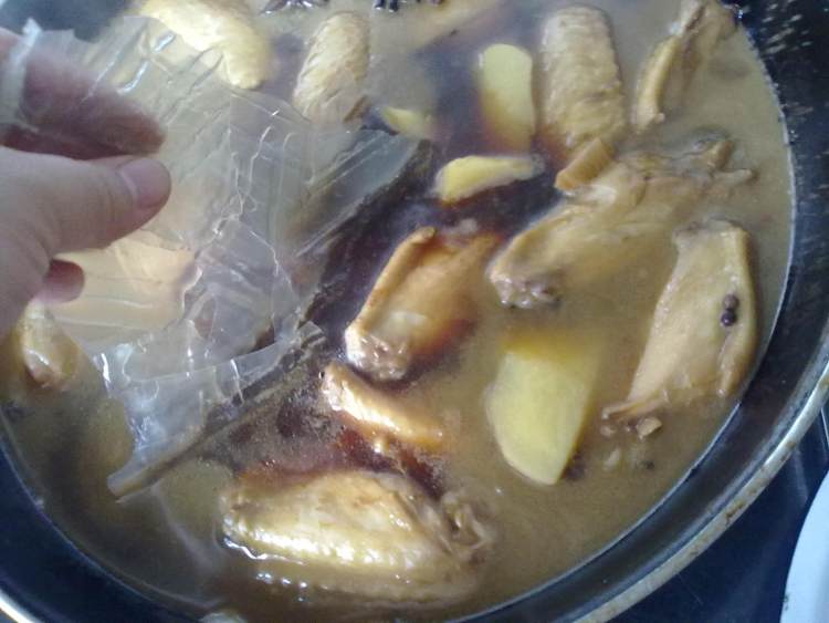 粉皮鸡翅炖土豆步骤6