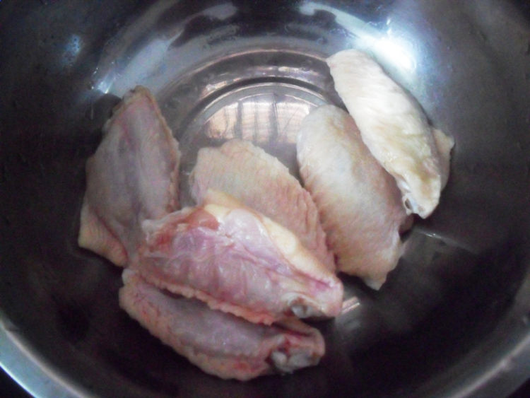 电饭锅烤鸡翅步骤1