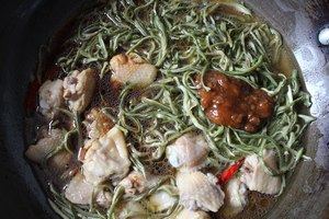 豆角焖鸡翅步骤7