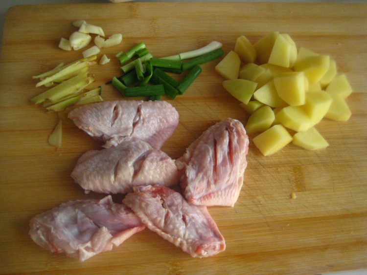鸡翅土豆汤步骤1