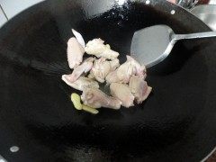 豌豆香菇焖鸡翅步骤3
