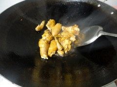 豌豆香菇焖鸡翅步骤4