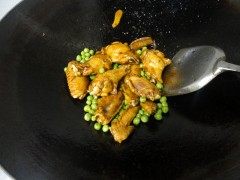 豌豆香菇焖鸡翅步骤5