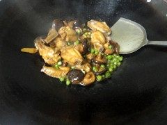 豌豆香菇焖鸡翅步骤9