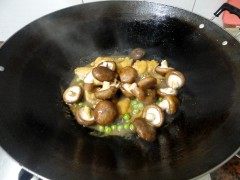豌豆香菇焖鸡翅步骤7