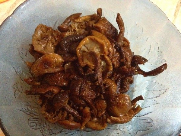 榛蘑炖鸡翅步骤2