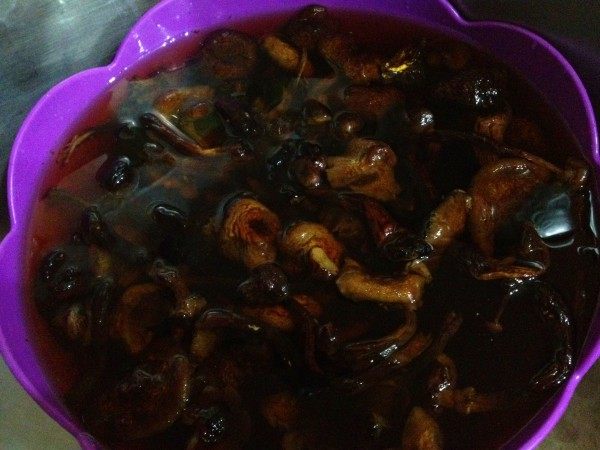 榛蘑炖鸡翅步骤1