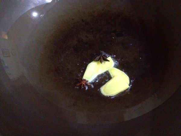 榛蘑炖鸡翅步骤5