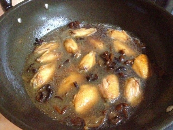 榛蘑炖鸡翅步骤9