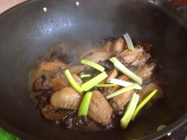 榛蘑炖鸡翅步骤10