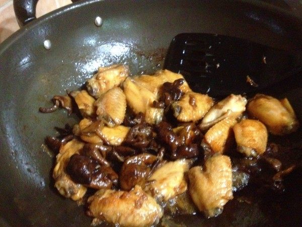榛蘑炖鸡翅步骤8