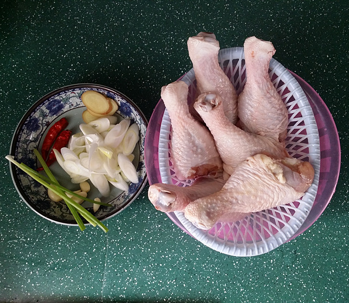 香辣葱油鸡腿步骤1