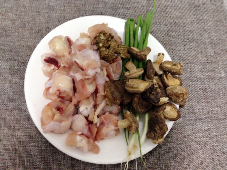 香菇烧鸡腿肉步骤1