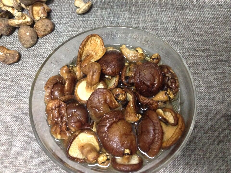香菇烧鸡腿肉步骤2