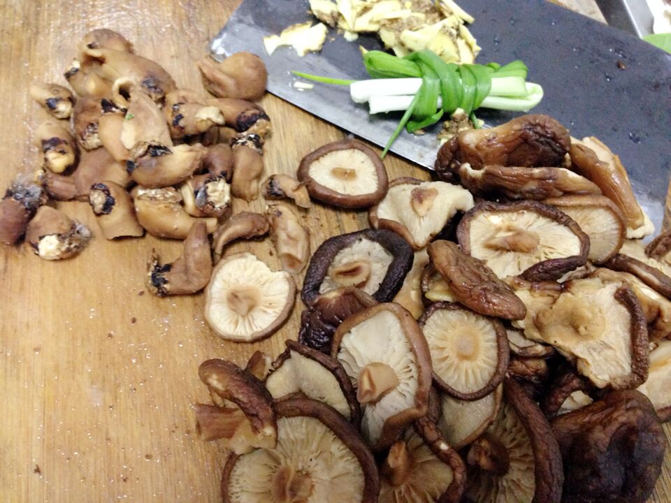 香菇烧鸡腿肉步骤4