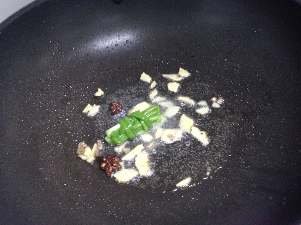 香菇烧鸡腿肉步骤5