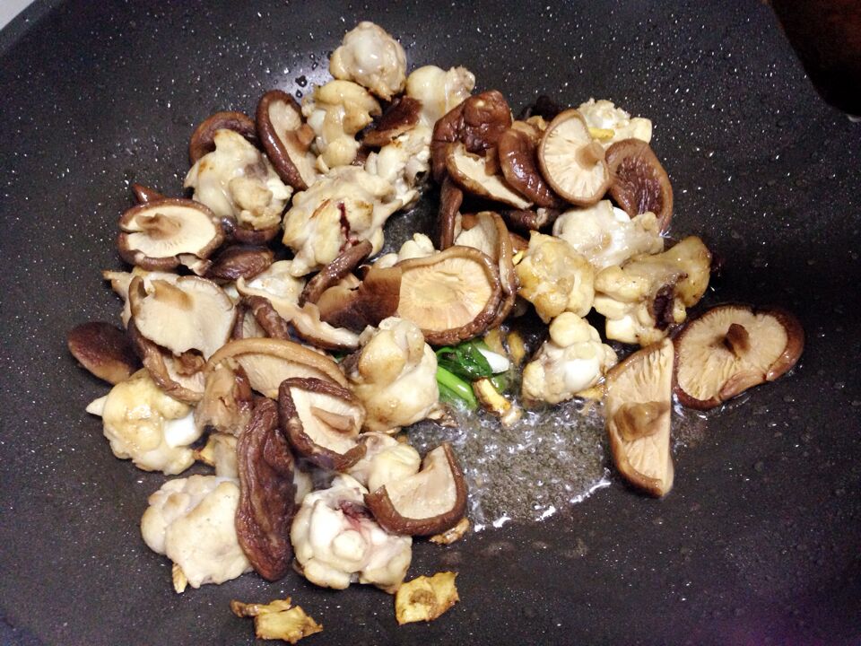 香菇烧鸡腿肉步骤7