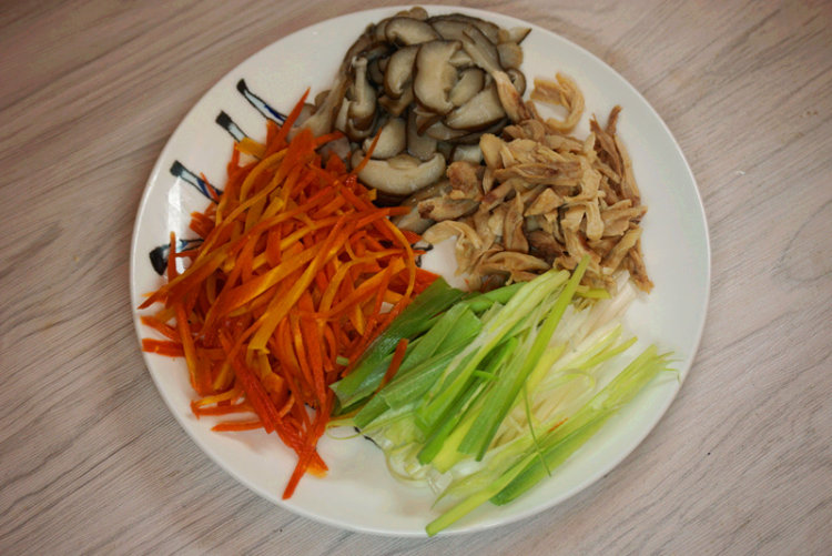 葱油腐皮鸡丝卷步骤2
