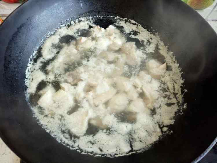 鸡块炖粉条步骤2