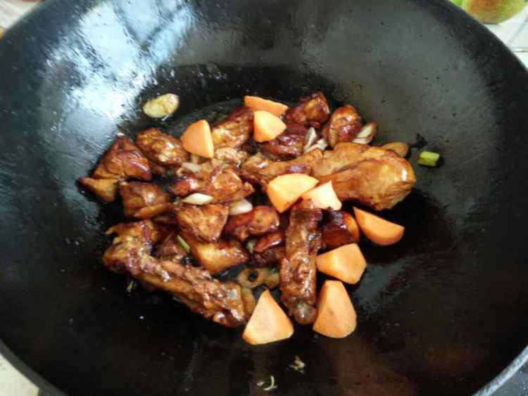 鸡块炖粉条步骤4