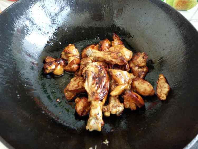 鸡块炖粉条步骤3