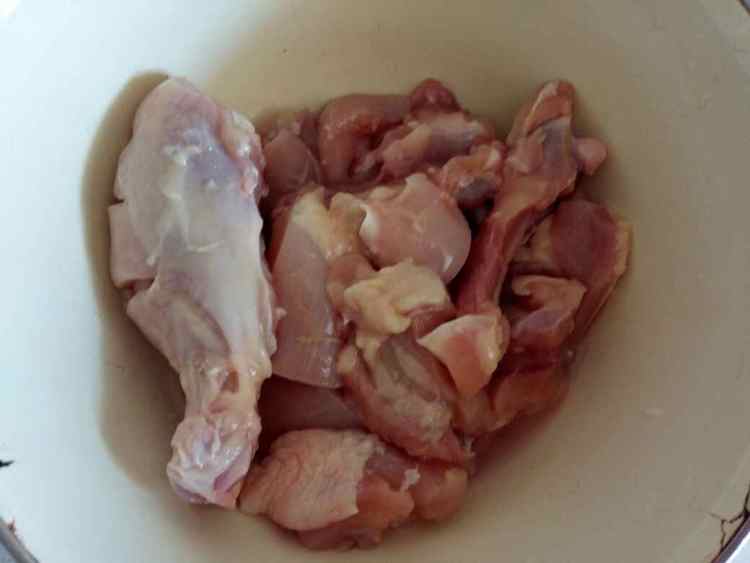 鸡块炖粉条步骤1